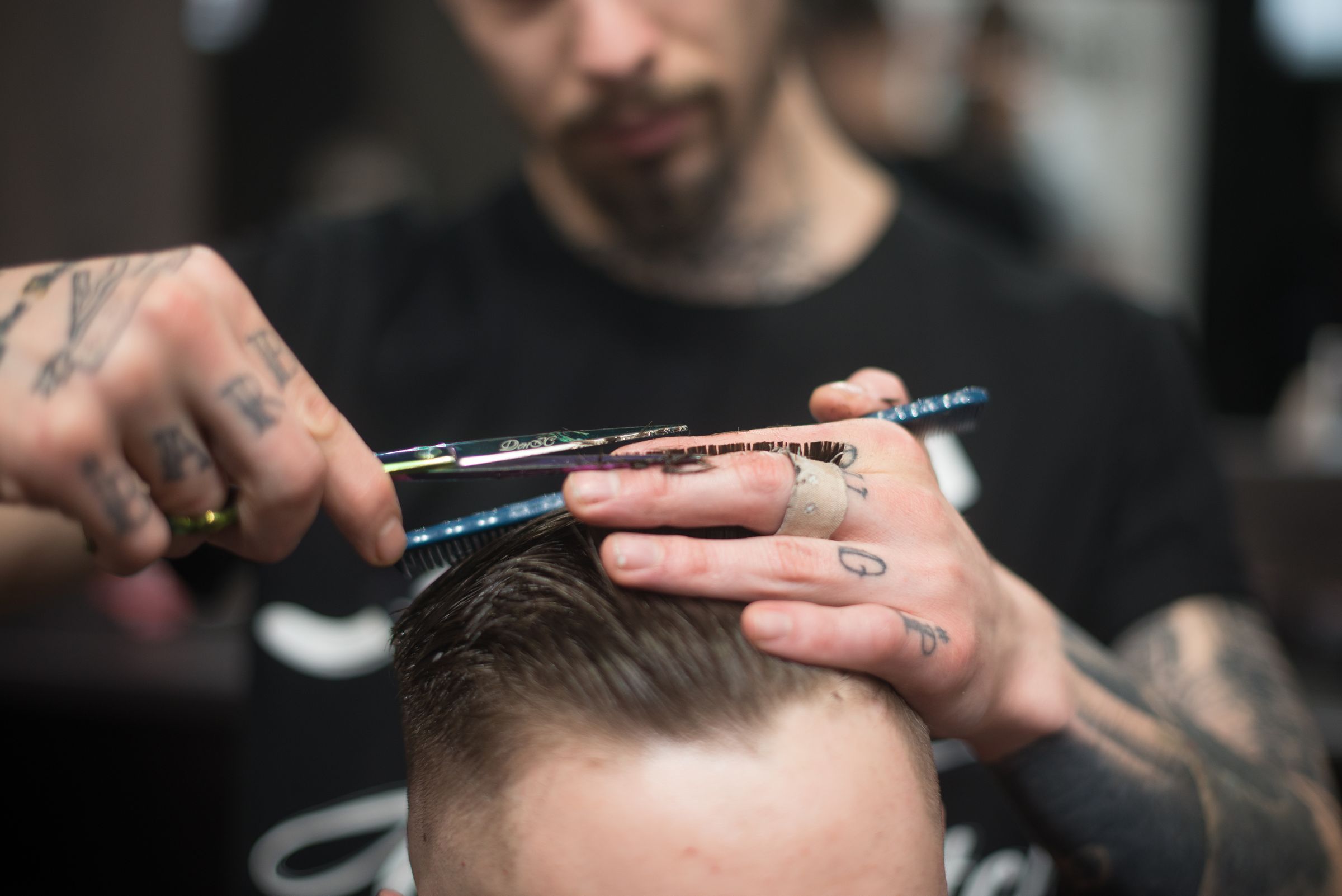 Corte profesional con tijeras